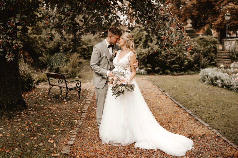 Karlsruhe – Hochzeitsplanung, Weddingplaner und freie Trauung Karlsruhe – Hochzeitsplanung: festlich gedeckte Hochzeitstafel mit Blumen und Kerzen